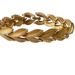 Vintage Gold Tone Leaf Bracelet
